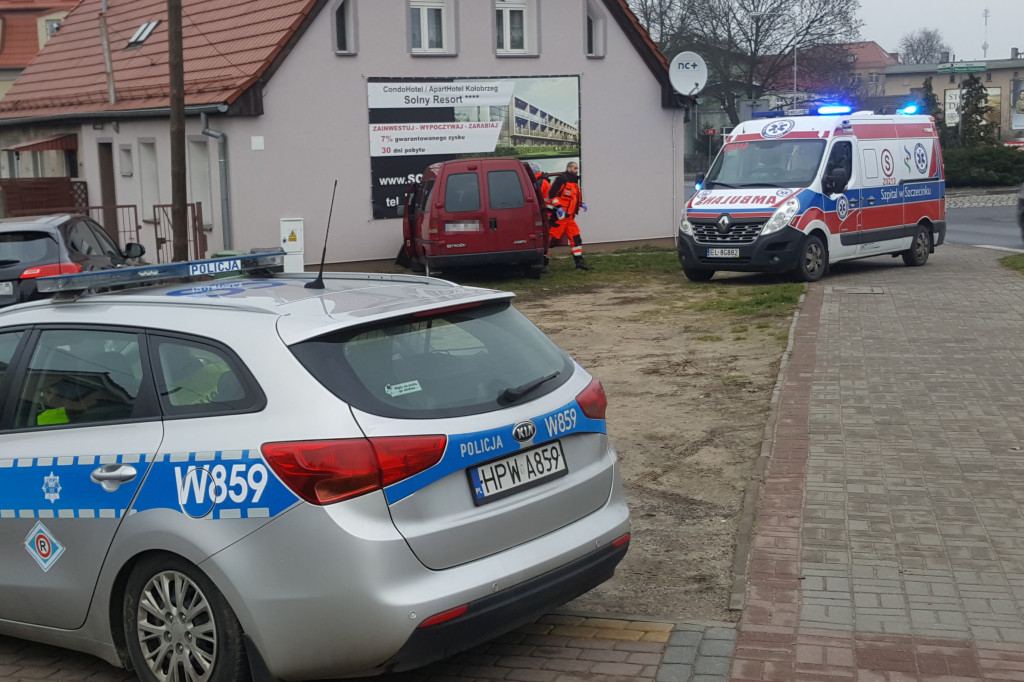 Pomylił pedał gazu z hamulcem, wjechała w budynek.