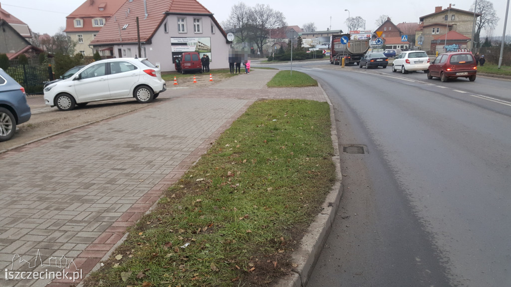 Pomylił pedał gazu z hamulcem, wjechała w budynek.