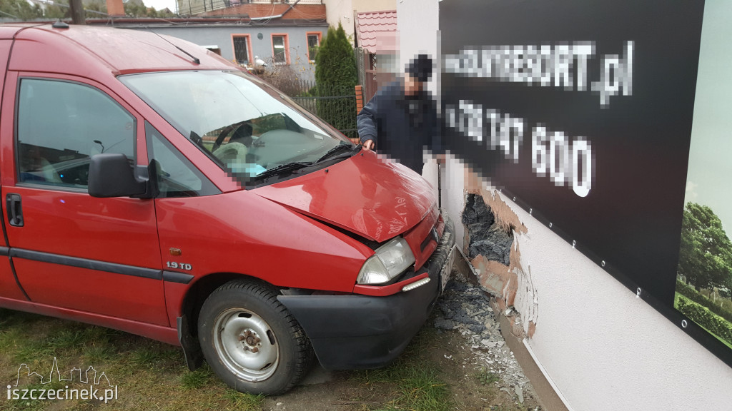 Pomylił pedał gazu z hamulcem, wjechała w budynek.