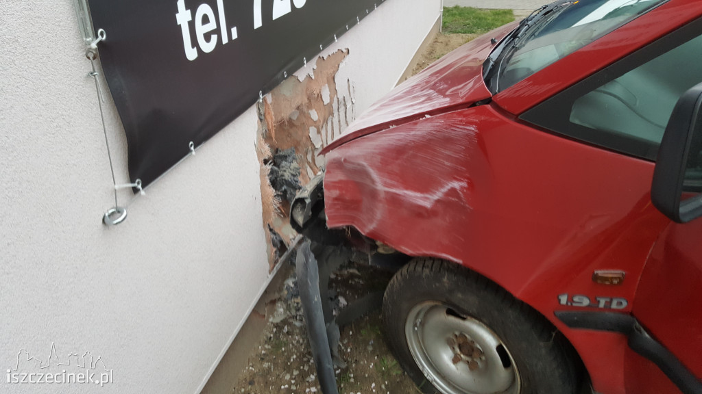 Pomylił pedał gazu z hamulcem, wjechała w budynek.