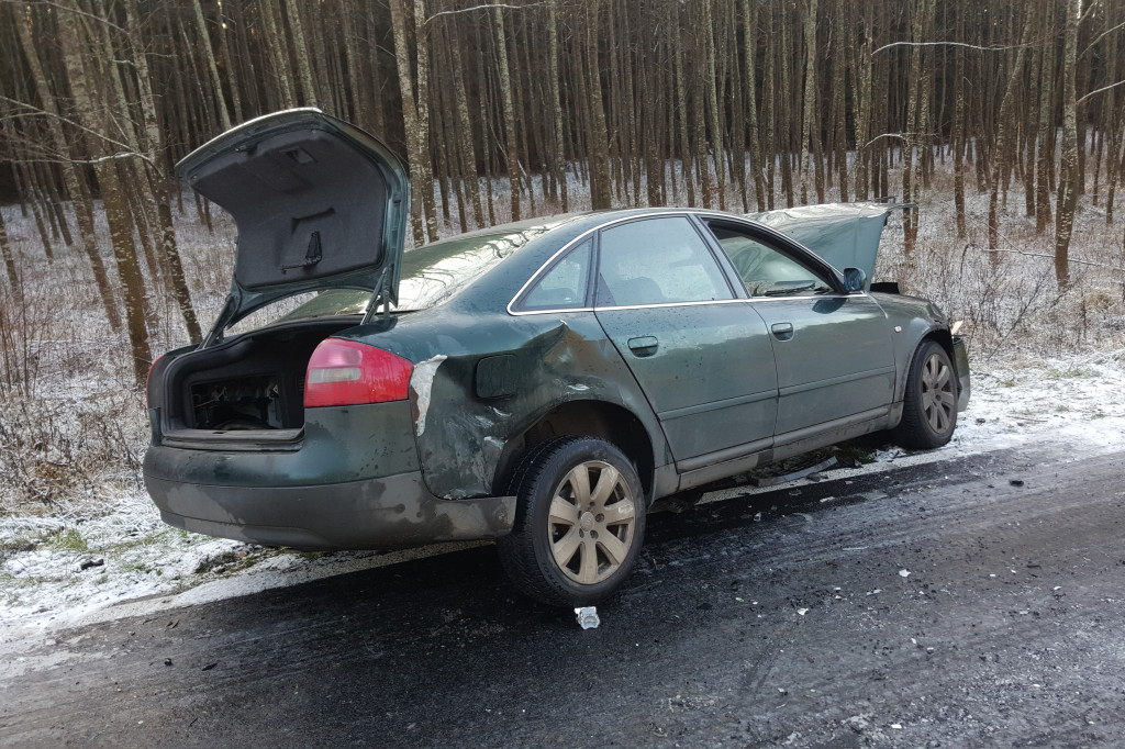 Ślisko i niebezpiecznie na drogach. Wypadek pod Barwicami