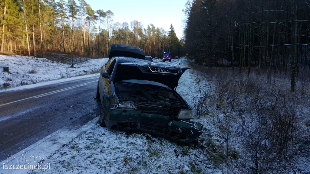 Ślisko i niebezpiecznie na drogach. Wypadek pod Barwicami