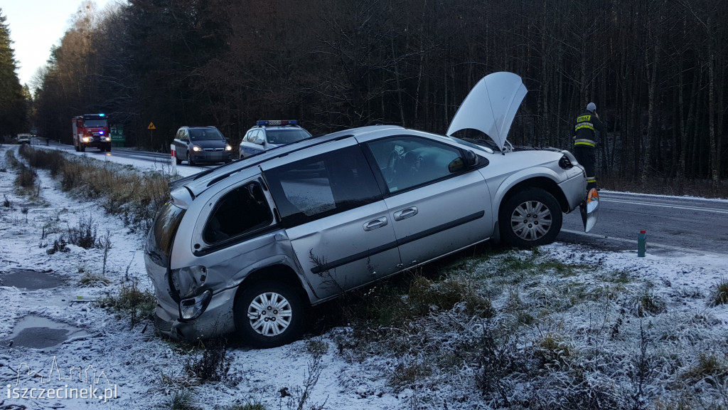 Ślisko i niebezpiecznie na drogach. Wypadek pod Barwicami