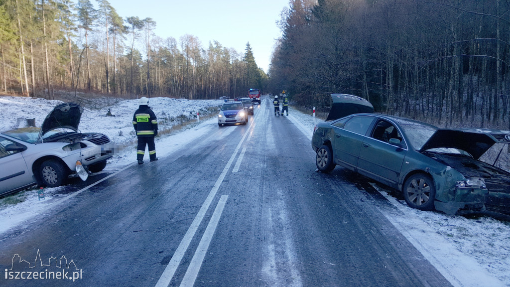 Ślisko i niebezpiecznie na drogach. Wypadek pod Barwicami