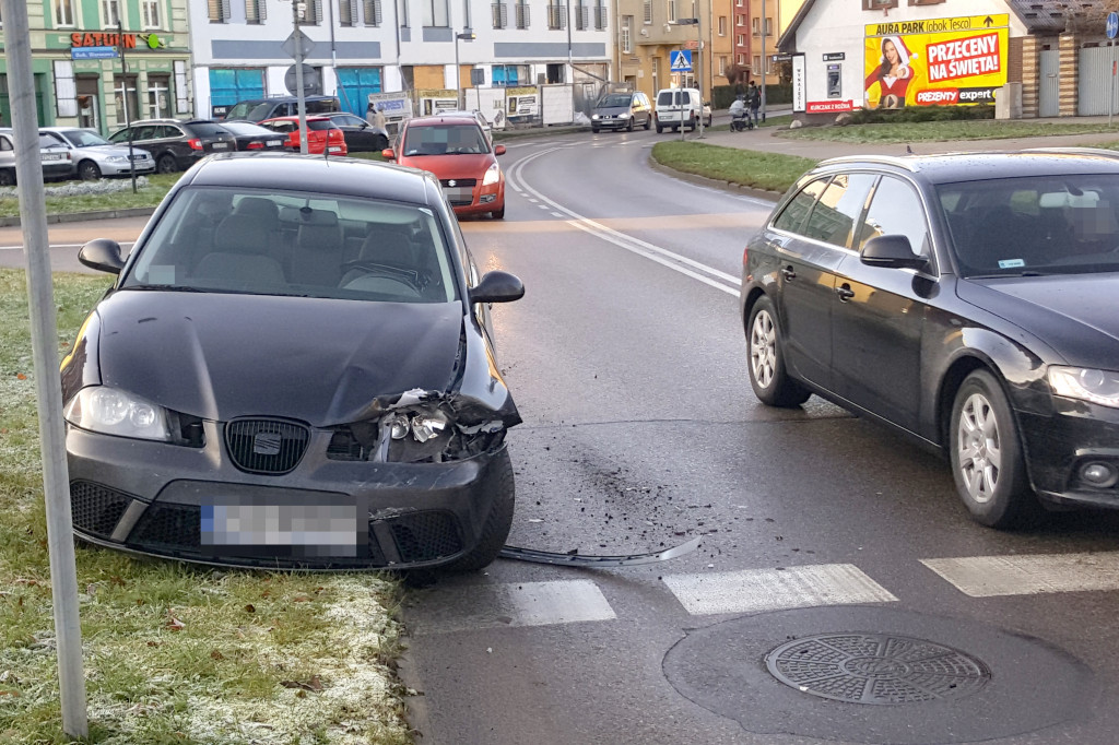 Kolizja przed przejściem dla pieszych w centrum Szczecinka