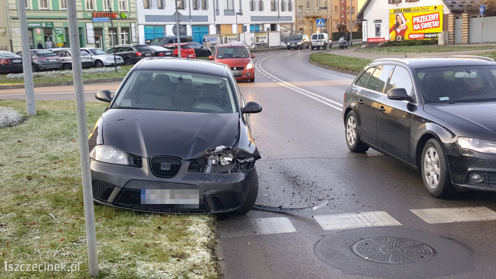 Kolizja przed przejściem dla pieszych w centrum Szczecinka
