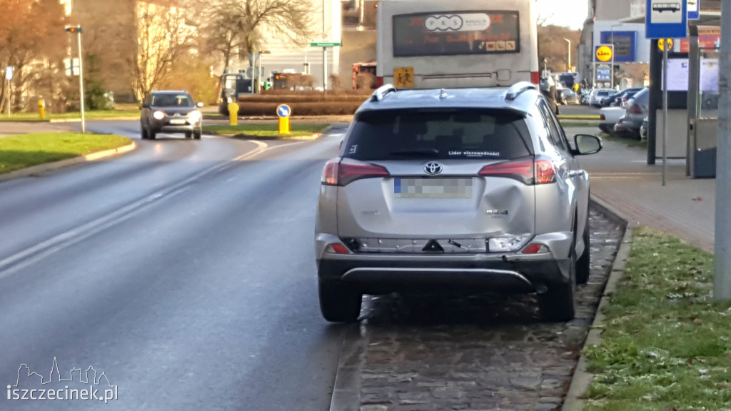 Kolizja przed przejściem dla pieszych w centrum Szczecinka