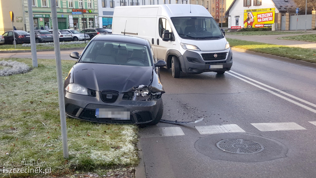 Kolizja przed przejściem dla pieszych w centrum Szczecinka