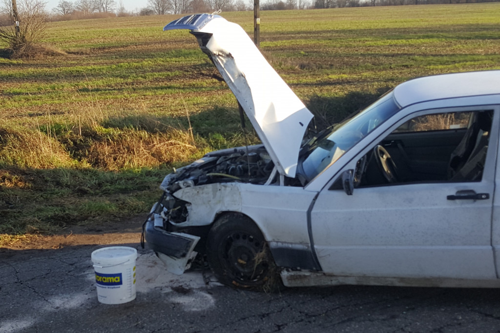Mercedes uderzył w drzewo. Dwie osoby w szpitalu