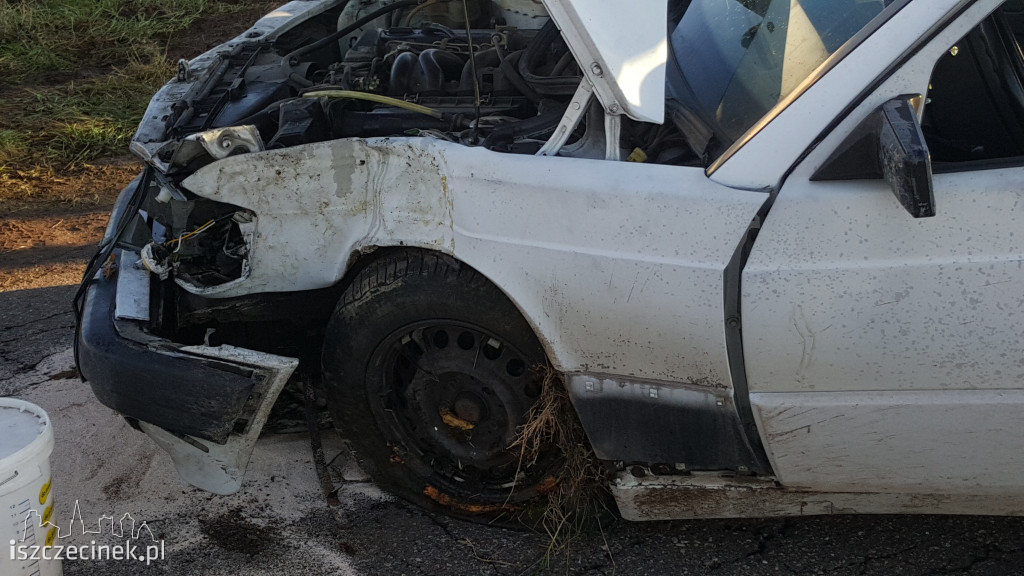 Mercedes uderzył w drzewo. Dwie osoby w szpitalu