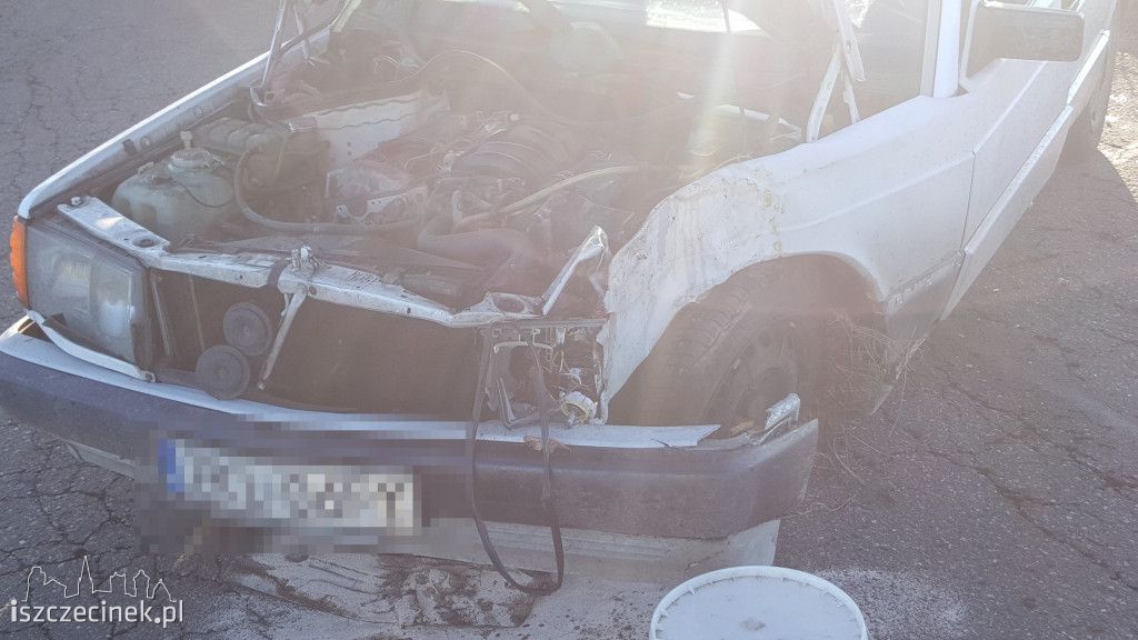 Mercedes uderzył w drzewo. Dwie osoby w szpitalu