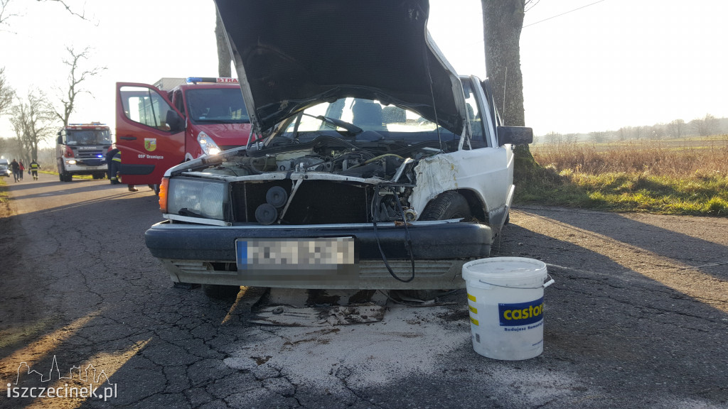Mercedes uderzył w drzewo. Dwie osoby w szpitalu