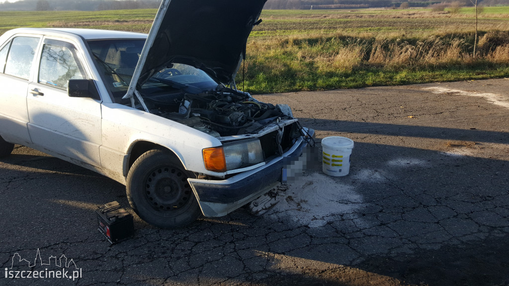 Mercedes uderzył w drzewo. Dwie osoby w szpitalu