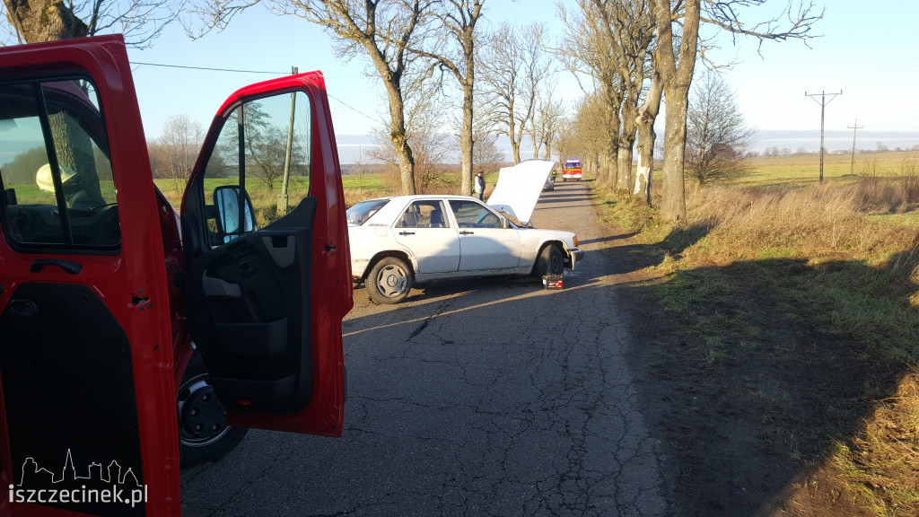 Mercedes uderzył w drzewo. Dwie osoby w szpitalu