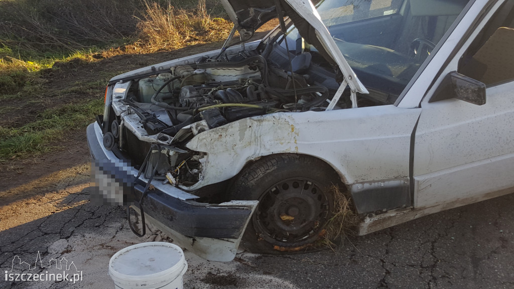 Mercedes uderzył w drzewo. Dwie osoby w szpitalu