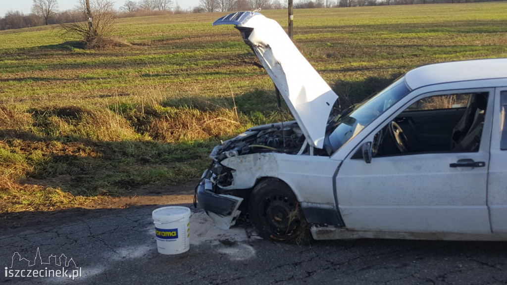 Mercedes uderzył w drzewo. Dwie osoby w szpitalu