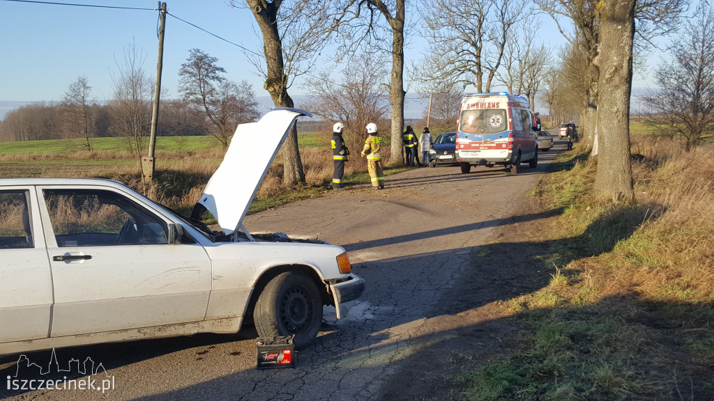 Mercedes uderzył w drzewo. Dwie osoby w szpitalu