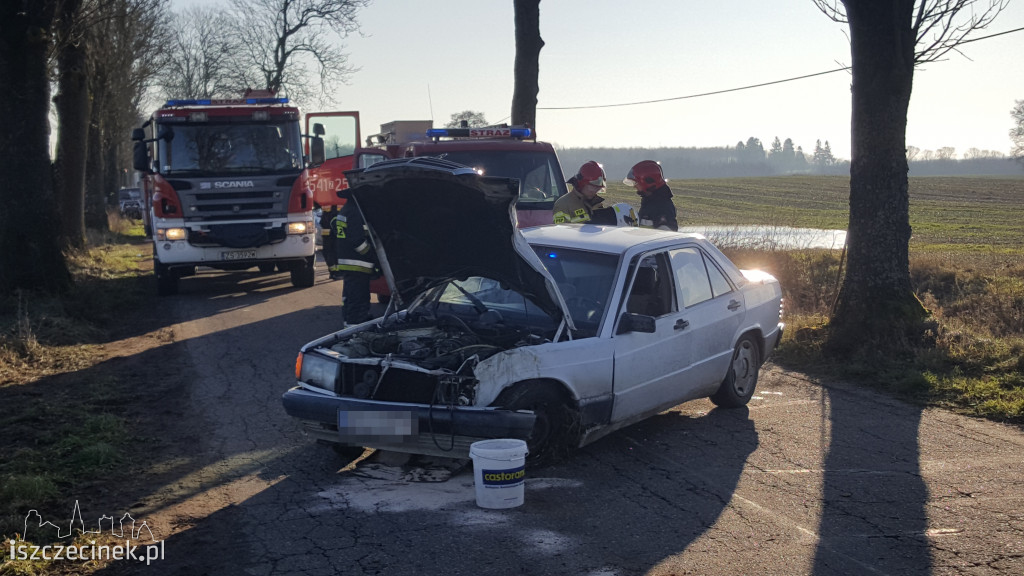 Mercedes uderzył w drzewo. Dwie osoby w szpitalu