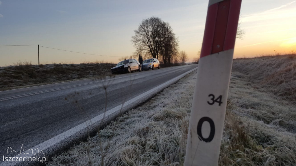 Drogowcy chyba zaspali. Samochody wpadały w poślizg