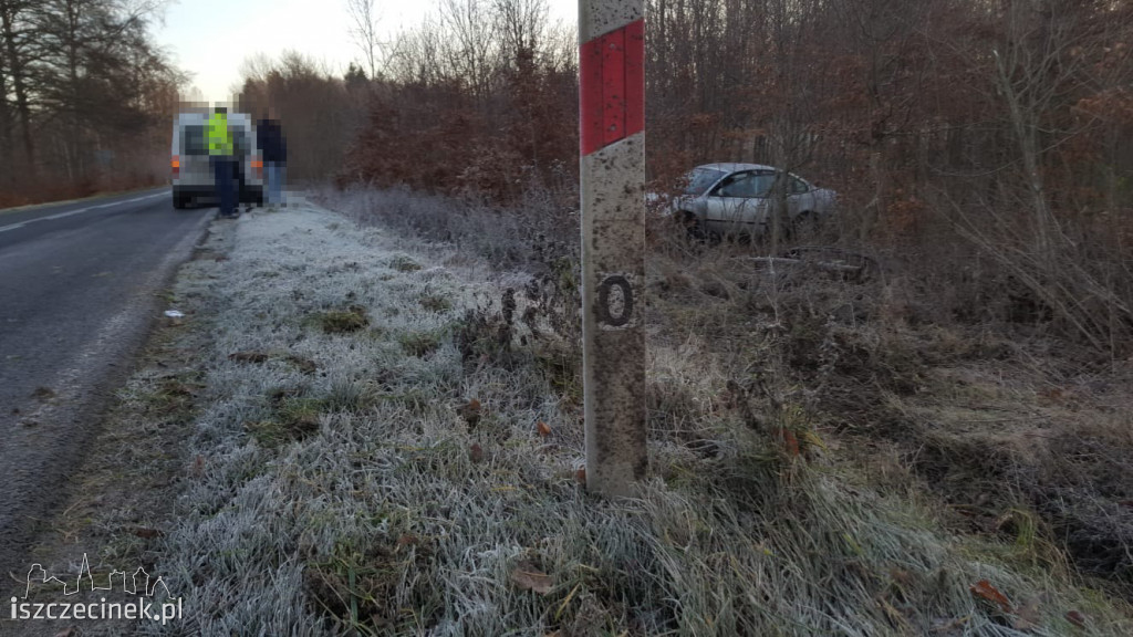 Drogowcy chyba zaspali. Samochody wpadały w poślizg