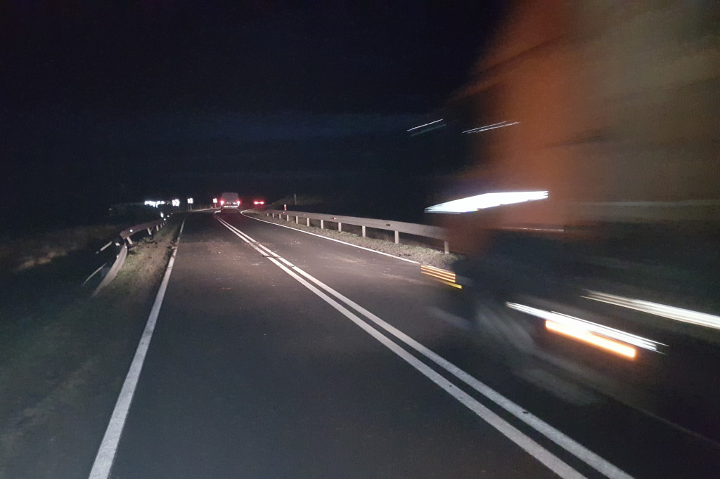 Renault uderzył w barierki przed wjazdem do Szczecinka