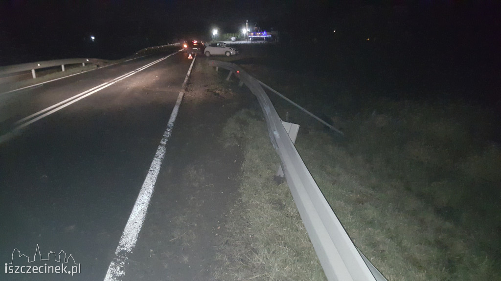 Renault uderzył w barierki przed wjazdem do Szczecinka