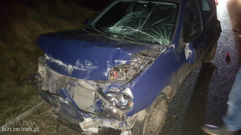 Renault uderzył w barierki przed wjazdem do Szczecinka