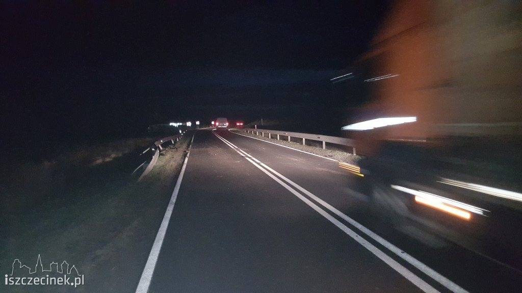 Renault uderzył w barierki przed wjazdem do Szczecinka