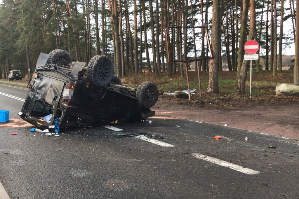 Groźny wypadek na Jeleniu. Dachowała terenówka