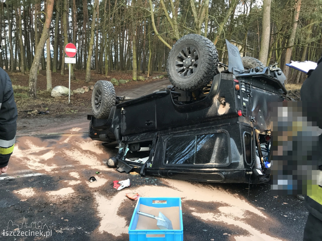 Groźny wypadek na Jeleniu. Dachowała terenówka