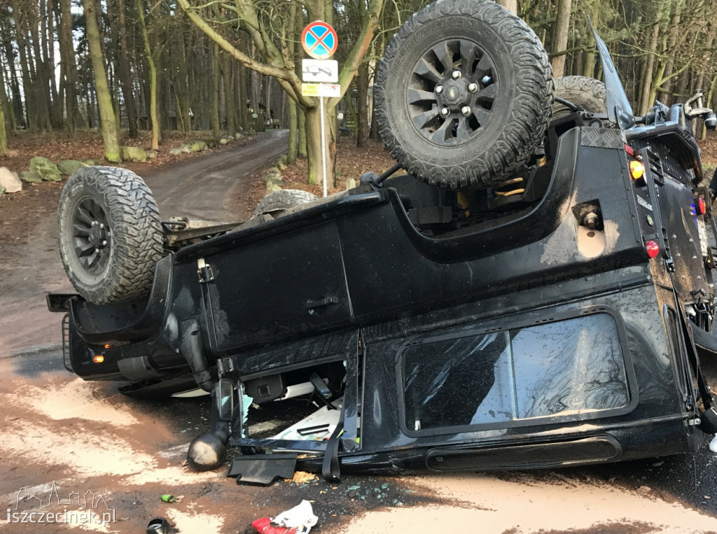 Groźny wypadek na Jeleniu. Dachowała terenówka