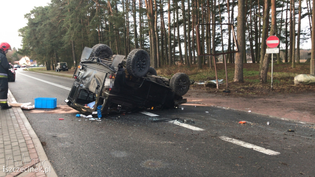 Groźny wypadek na Jeleniu. Dachowała terenówka