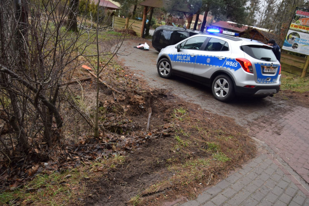 Niebezpiecznie w Jeleniu. Qashqai wypadł z drogi