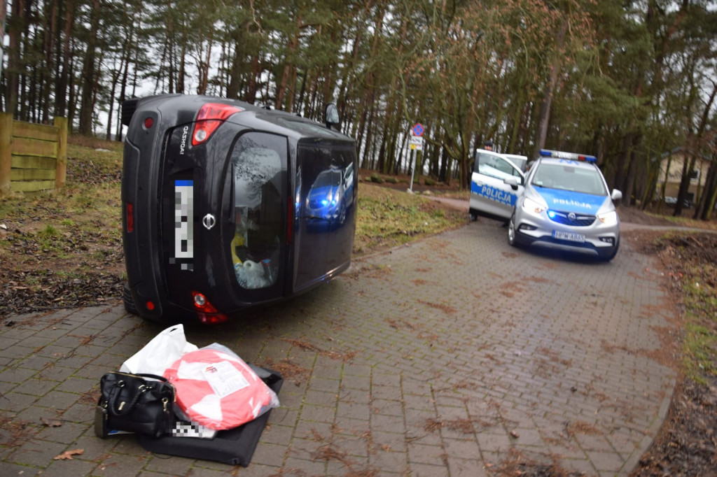 Niebezpiecznie w Jeleniu. Qashqai wypadł z drogi