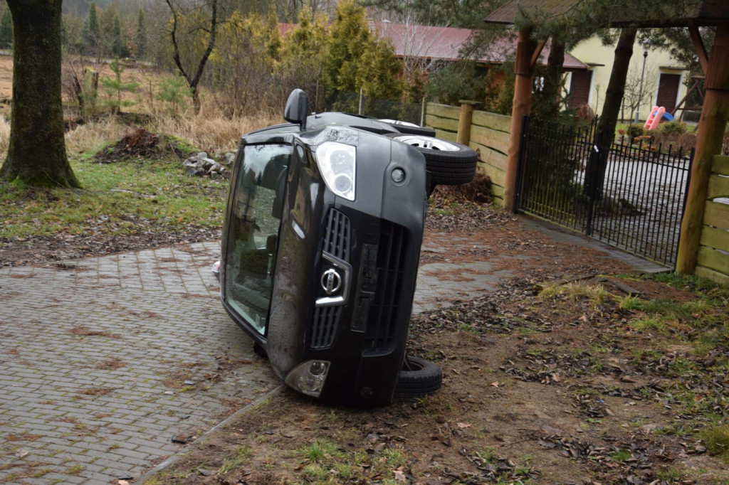 Niebezpiecznie w Jeleniu. Qashqai wypadł z drogi