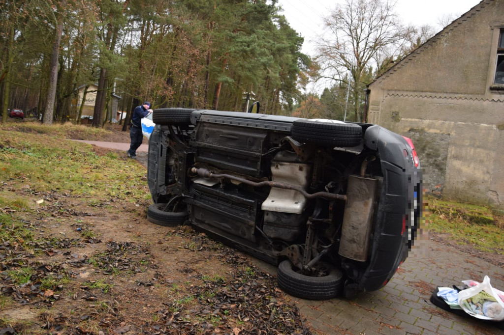 Niebezpiecznie w Jeleniu. Qashqai wypadł z drogi