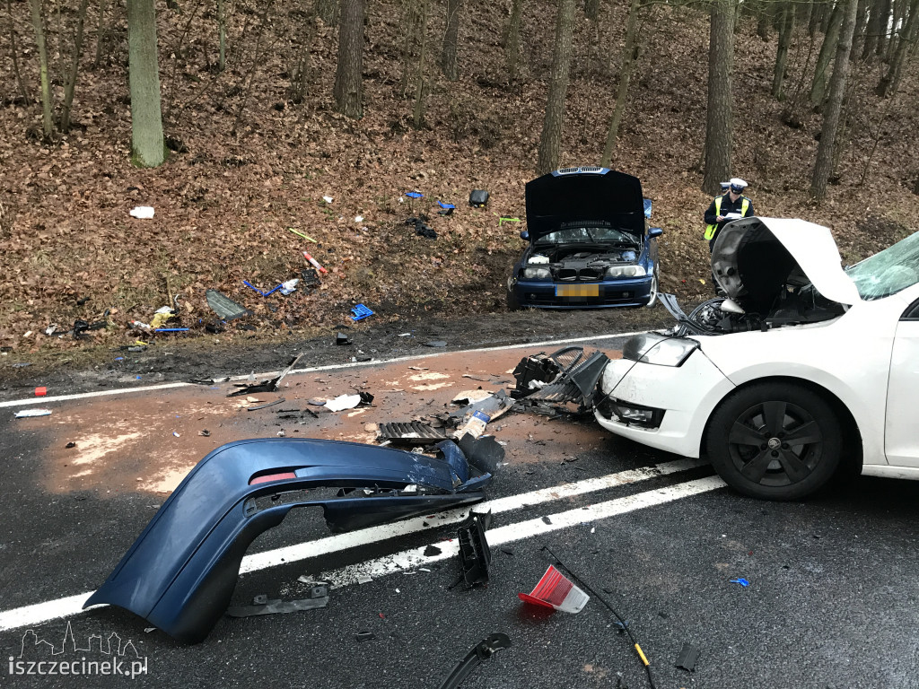 Wypadek w Jeleniu. Zderzenie dwóch samochodów