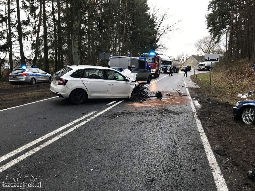 Wypadek w Jeleniu. Zderzenie dwóch samochodów