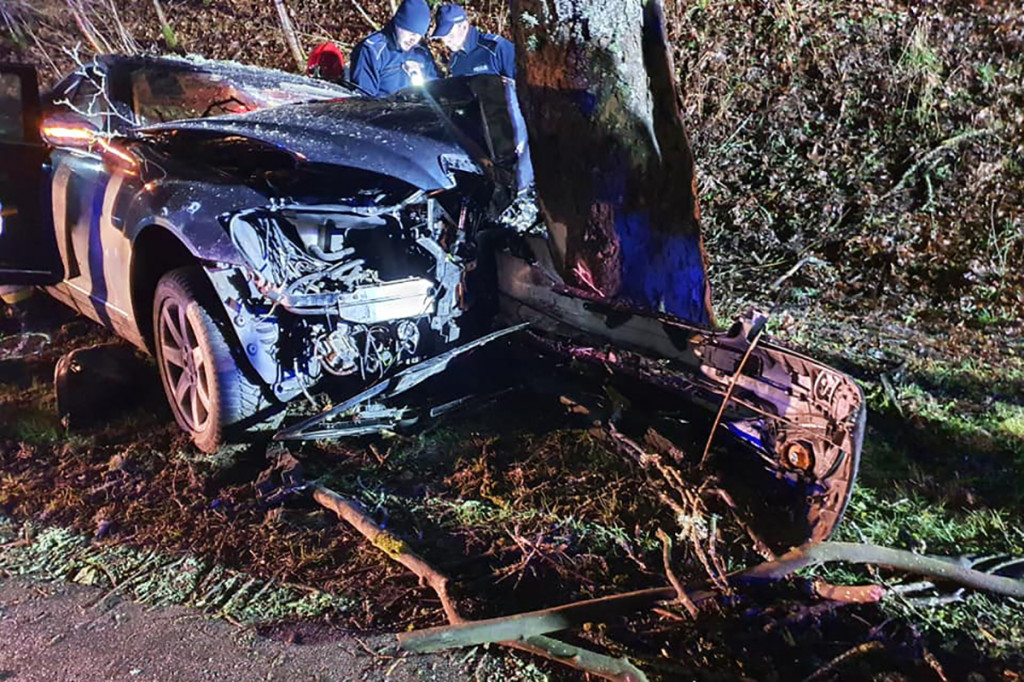 Rozbili luksusowego mercedesa na drzewie. Uciekli zostawiając ranną kobietę