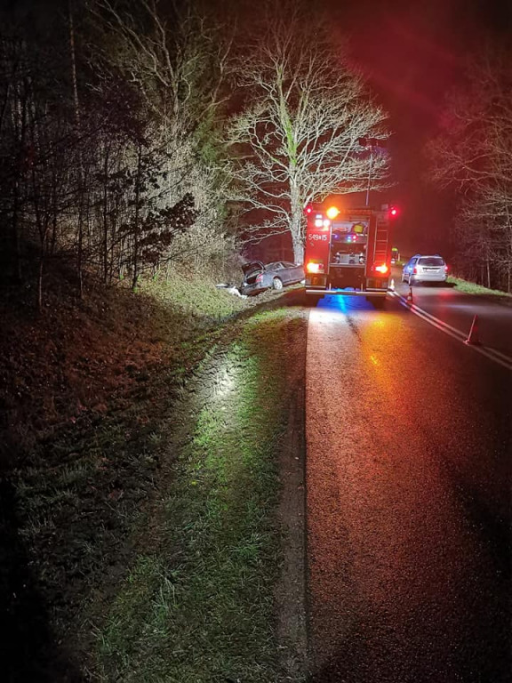 Rozbili luksusowego mercedesa na drzewie. Uciekli zostawiając ranną kobietę