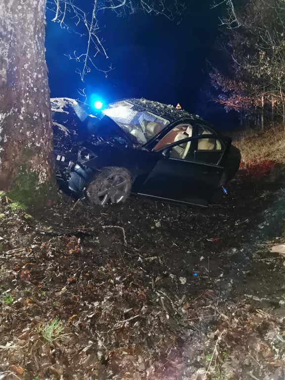 Rozbili luksusowego mercedesa na drzewie. Uciekli zostawiając ranną kobietę