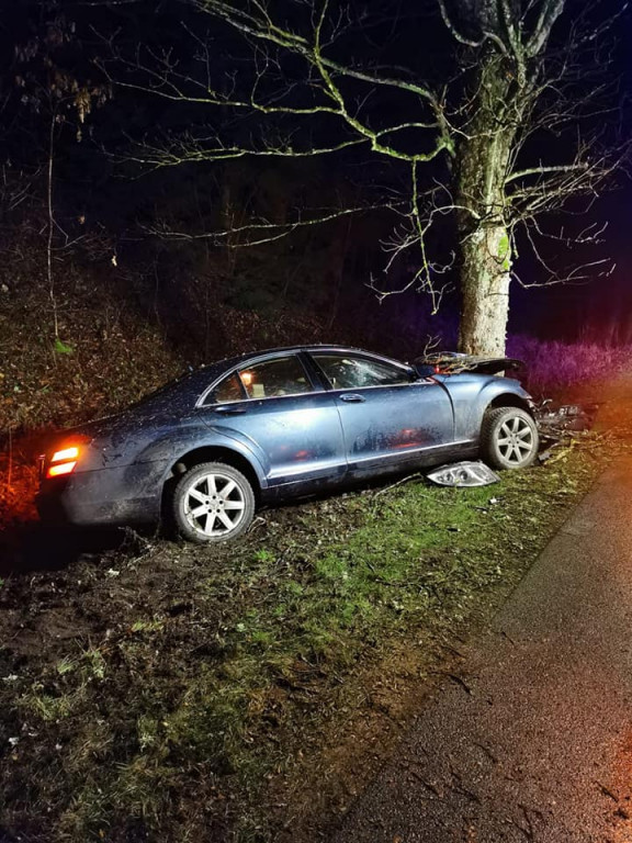 Rozbili luksusowego mercedesa na drzewie. Uciekli zostawiając ranną kobietę