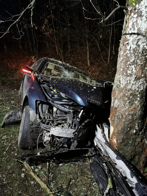 Rozbili luksusowego mercedesa na drzewie. Uciekli zostawiając ranną kobietę
