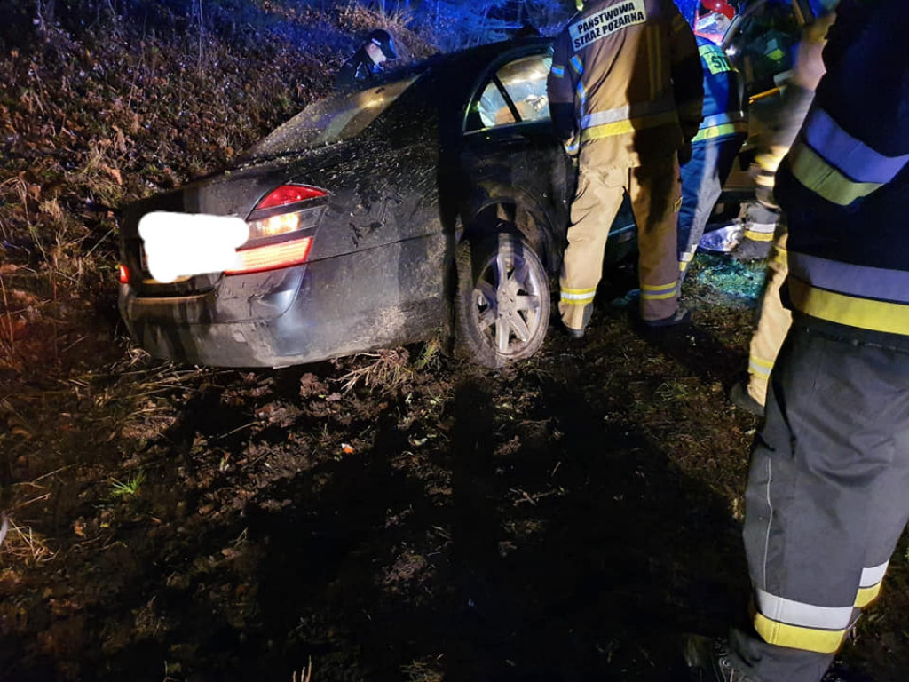 Rozbili luksusowego mercedesa na drzewie. Uciekli zostawiając ranną kobietę