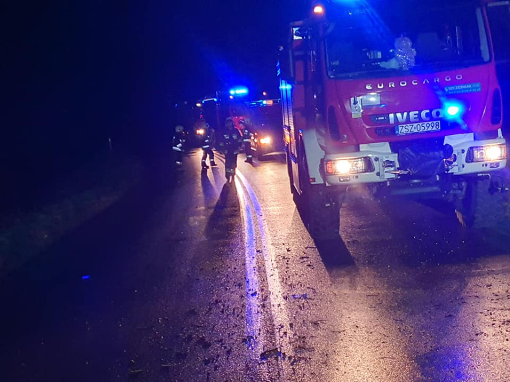 Rozbili luksusowego mercedesa na drzewie. Uciekli zostawiając ranną kobietę
