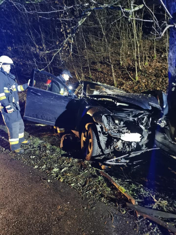 Rozbili luksusowego mercedesa na drzewie. Uciekli zostawiając ranną kobietę