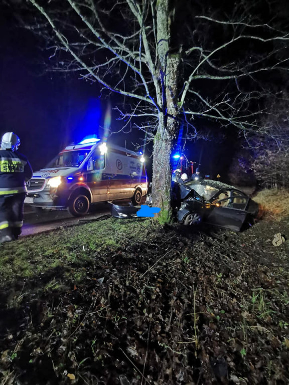 Rozbili luksusowego mercedesa na drzewie. Uciekli zostawiając ranną kobietę