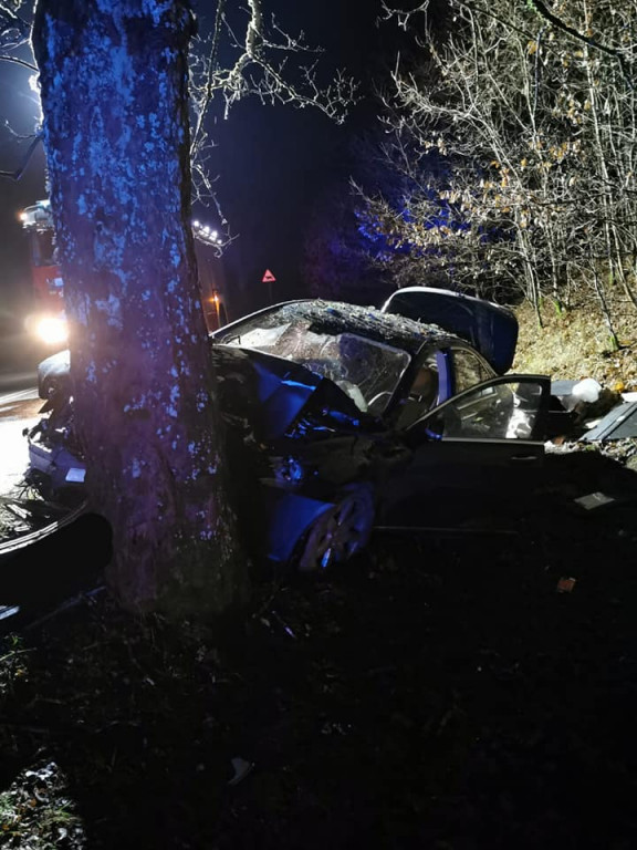 Rozbili luksusowego mercedesa na drzewie. Uciekli zostawiając ranną kobietę