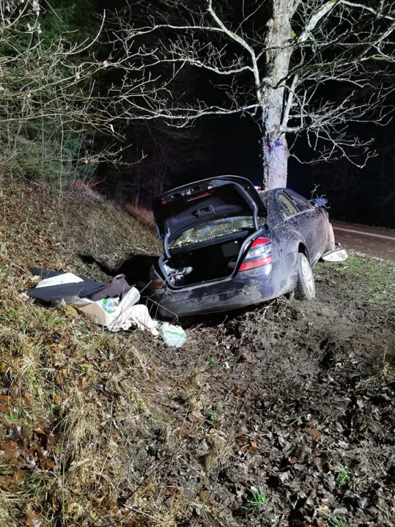 Rozbili luksusowego mercedesa na drzewie. Uciekli zostawiając ranną kobietę