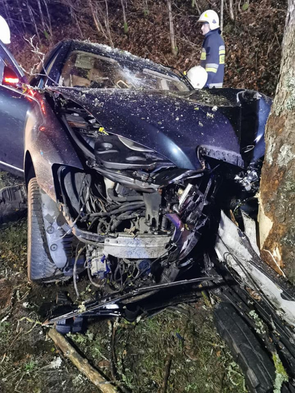 Rozbili luksusowego mercedesa na drzewie. Uciekli zostawiając ranną kobietę